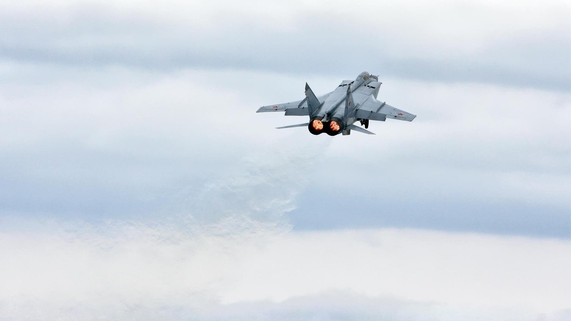 哈维·西蒙斯转会至巴黎圣日耳曼,哈维梅西